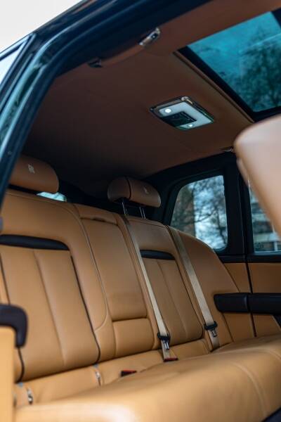 Rolls-Royce-Cullinan-Driver-inside