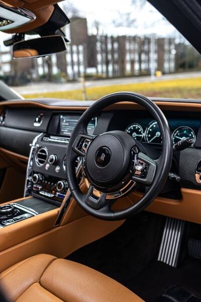 Rolls-Royce-Cullinan-Driver-side